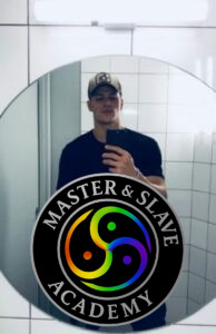 23 ÅR · LATINO · FRÆK · DISKRET · ÅBENT FOR EVENTYR