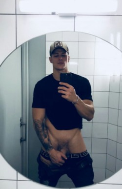 23 ÅR · LATINO · FRÆK · DISKRET · ÅBENT FOR EVENTYR
